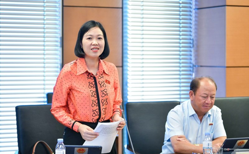 National Assembly delegate Nguyen Thi Lan Anh proposed clarifying preferential allowances for teachers. Photo: Pham Dong