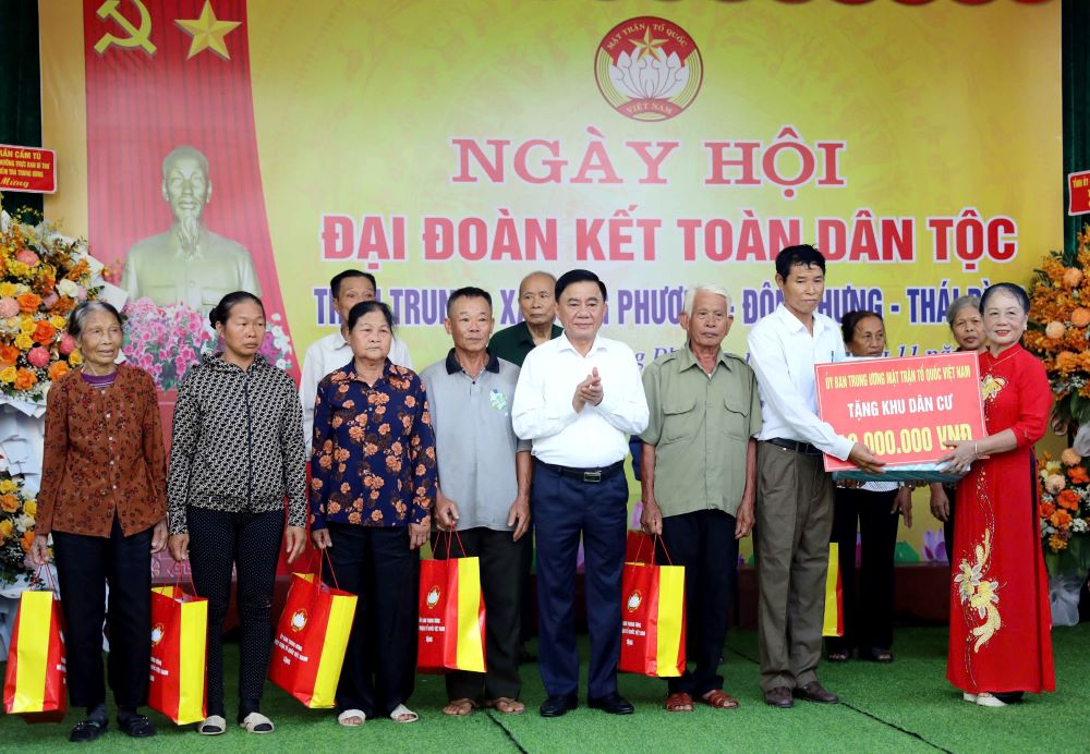 Comrade Tran Cam Tu, Politburo member, Standing member of the Secretariat, Chairman of the Central Inspection Commission, presented gifts to residential areas, policy households, poor households, and households in difficult circumstances in Dong Phuong commune (Dong Hung district, Thai Binh province). Photo: Nam Hong
