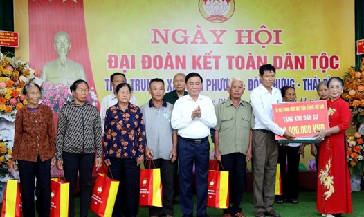 Đồng chí Trần Cẩm Tú, Ủy viên Bộ Chính trị, Thường trực Ban Bí thư, Chủ nhiệm UBKT Trung ương tặng quà cho khu dân cư, hộ gia đình chính sách, hộ nghèo, hộ có hoàn cảnh khó khăn xã Đông Phương (huyện Đông Hưng, tỉnh Thái Bình). Ảnh: Nam Hồng