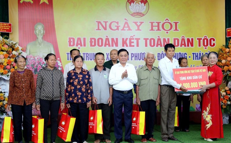 Comrade Tran Cam Tu, Politburo member, Standing member of the Secretariat, Chairman of the Central Inspection Commission, presented gifts to residential areas, policy households, poor households, and households in difficult circumstances in Dong Phuong commune (Dong Hung district, Thai Binh province). Photo: Nam Hong