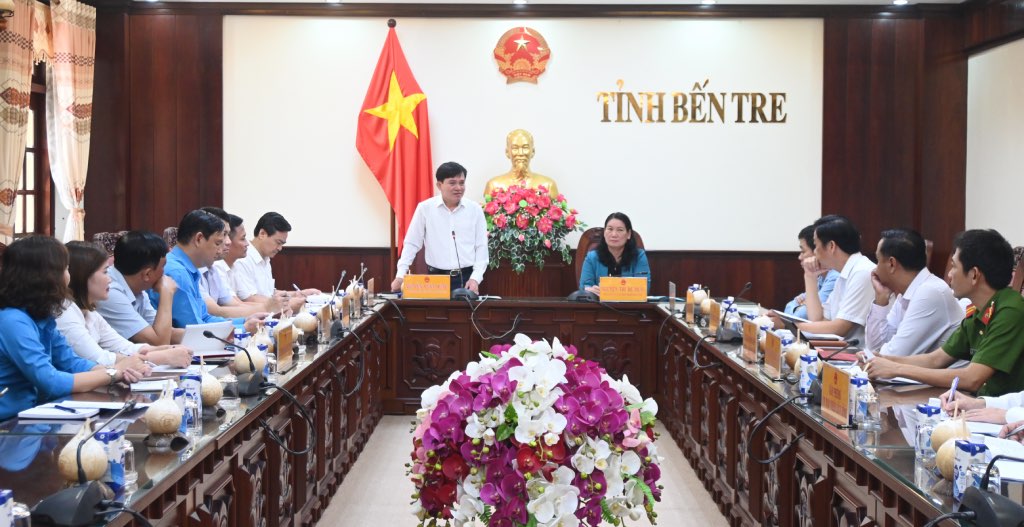 Vice President of the Vietnam General Confederation of Labor Nguyen Xuan Hung and the delegation of the Vietnam General Confederation of Labor worked with the People's Committee of Ben Tre province. Photo: Thanh Nhan