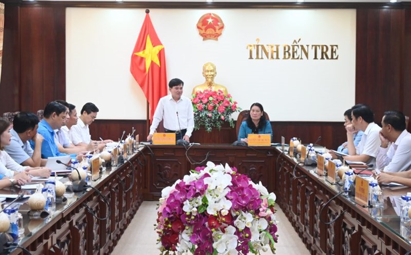 Vice President of the Vietnam General Confederation of Labor Nguyen Xuan Hung and the delegation of the Vietnam General Confederation of Labor worked with the People's Committee of Ben Tre province. Photo: Thanh Nhan