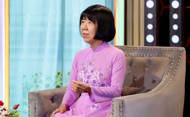 Teacher Dinh Thi Kim Phan has been working with pediatric cancer patients for more than 15 years. Photo: Producer.