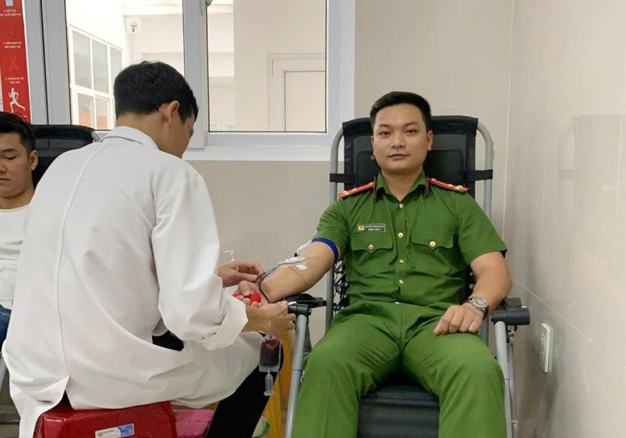 One of three police officers participating in donating blood to save lives. Photo: Quang Binh Police