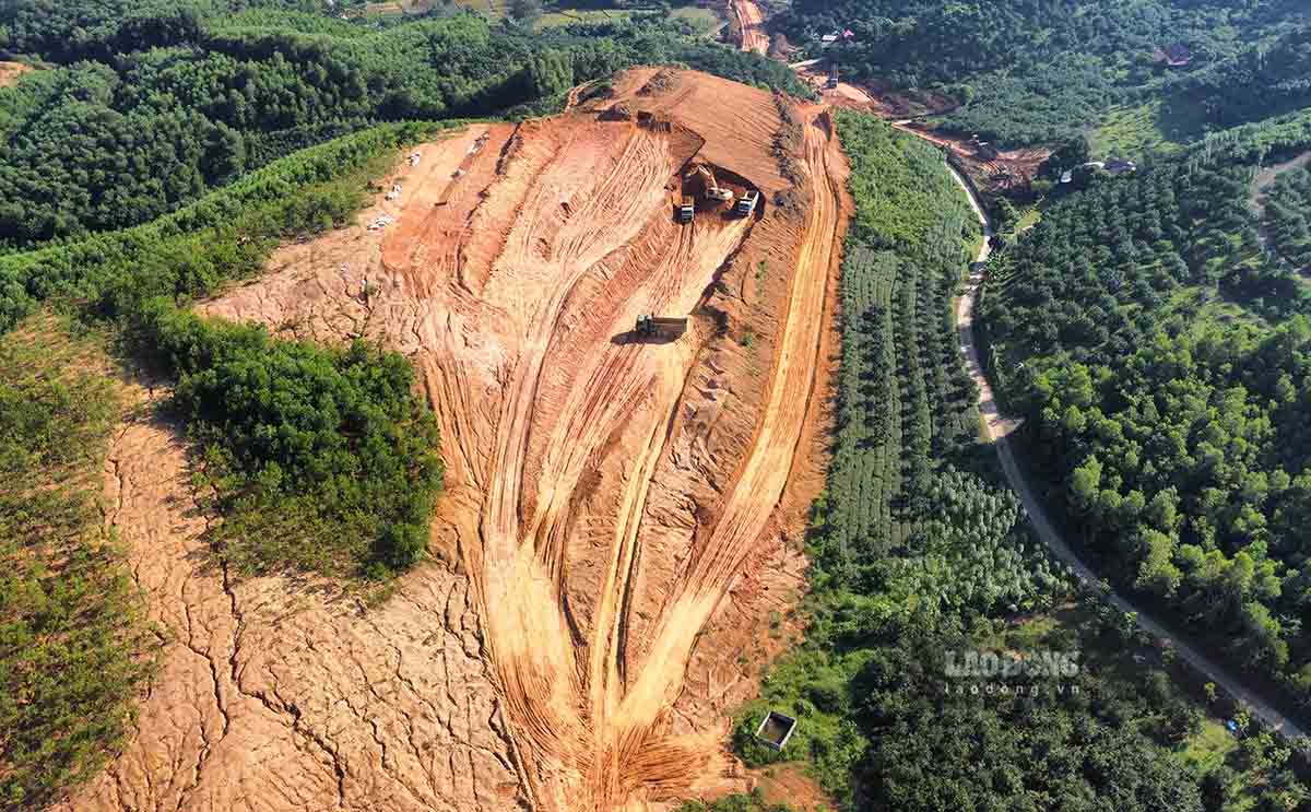 Chieu dai toan tuyen gan 105 km, trong do 77 km qua tinh Tuyen Quang, 27,5 km qua Ha Giang. Dia hinh chu yeu doi nui dat, khoi luong san gat, dao dap lon.