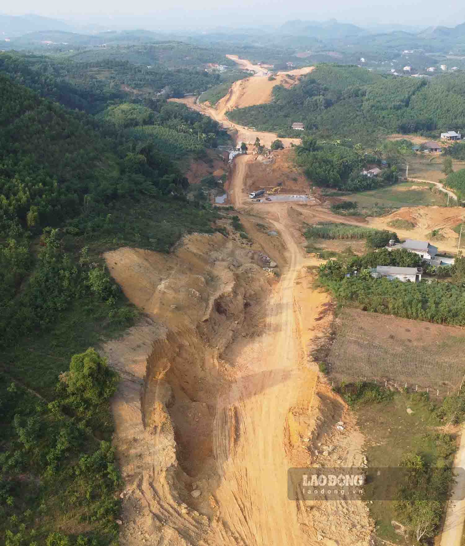 Tuy nhien, theo don vi thi cong, hien nay tren toan tuyen dang thieu dat dap do vuong cac thu tuc nen chua the khai thac dat. Viec nay co the anh huong toi tien do cua du an. Anh: Viet Bac.