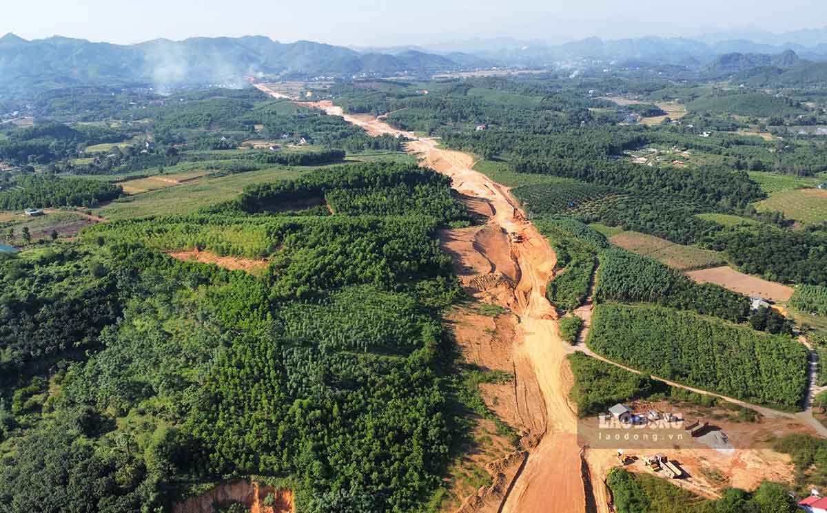 Ghi nhan thoi diem giua thang 11.2024, tren doan Km 23 du an Cao toc Tuyen Quang - Ha Giang, mot vung nui doi rong lon da duoc san gat tao mat bang thi cong. Anh: Viet Bac.