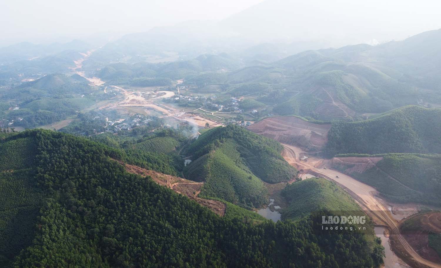 Du an duong cao toc Ha Giang - Tuyen Quang doan qua tinh Tuyen Quang dai 77km, co tong muc dau tu 6.800 ti dong do Ban QLDA Dau tu xay dung cac cong trinh giao thong tinh Tuyen Quang lam chu dau tu. Anh: Viet Bac.