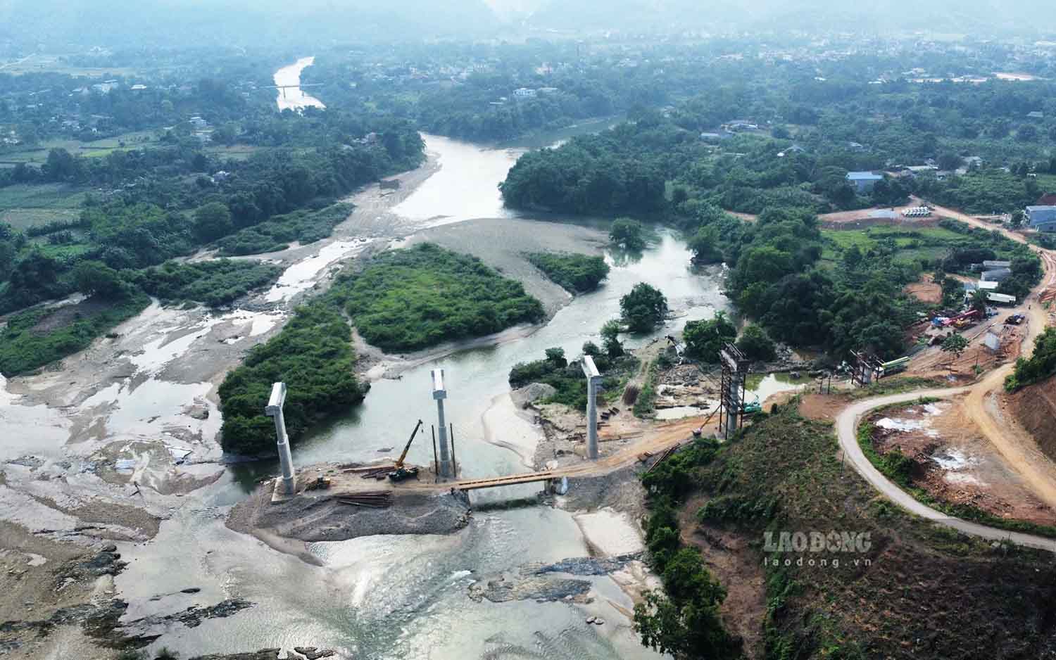 Cau song Lo tai xa Tan Quang (huyen Bac Quang, Ha Giang), cay cau vuot song lon nhat tren tuyen cao toc Tuyen Quang - Ha Giang. Anh: Viet Bac.