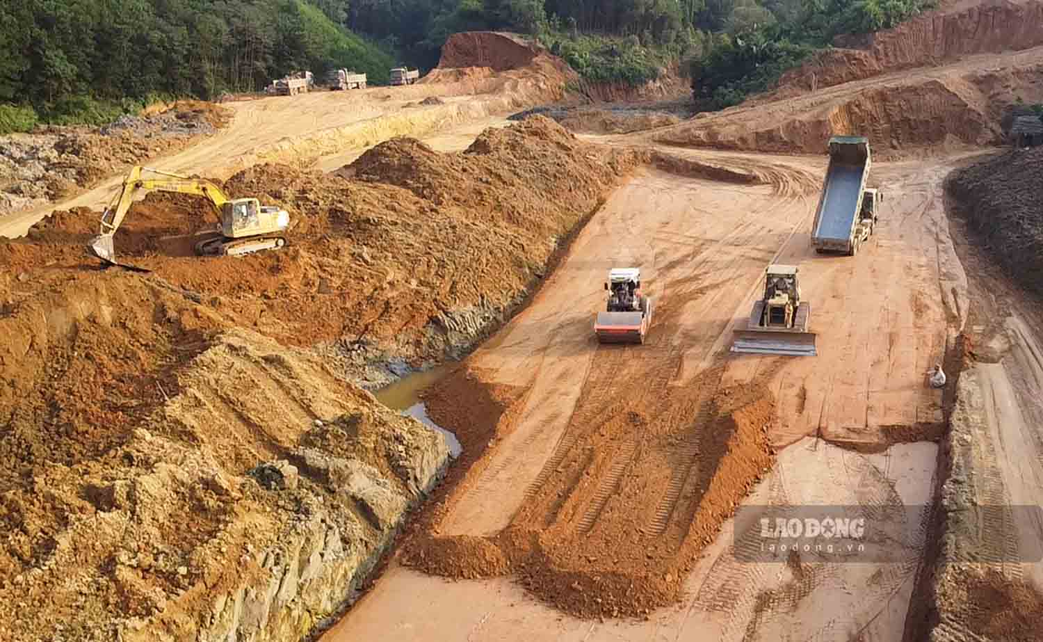 Theo bao cao cua chu dau tu, hien tai toan bo 6/6 goi thau xay lap phan duong va cau tren tuyen da duoc dong loat trien khai voi 90 mui thi cong. Anh: Viet Bac.