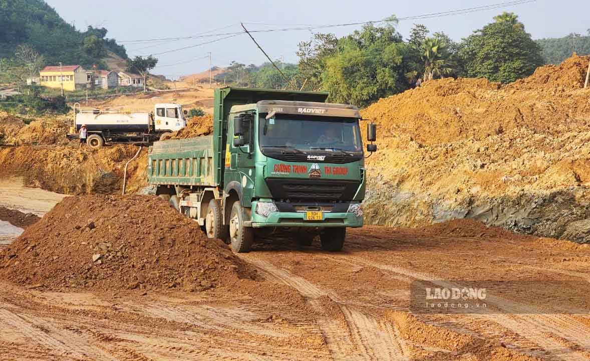 Tren toan tuyen, nhu cau cau dat dap khoang 10,7 trieu m3, trong do hon 8 trieu m3 khai thac tai du an. Anh: Viet Bac.