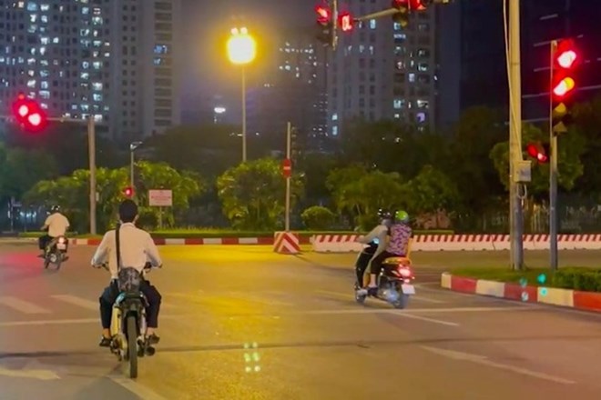 Không chỉ ban ngày, vào buổi tối và đêm, các phương tiện cũng vượt đèn đỏ. Ảnh: Đ.X