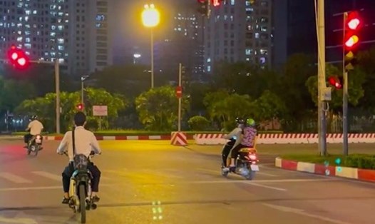 Không chỉ ban ngày, vào buổi tối và đêm, các phương tiện cũng vượt đèn đỏ. Ảnh: Đ.X