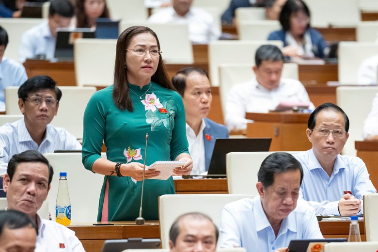 Delegate Nguyen Thi Yen Nhi reflects on policy inadequacies, including the issue of allowances at vocational education centers. Photo: Quochoi.vn