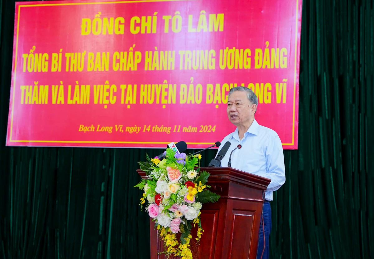 Tong Bi thu phat bieu tai buoi lam viec voi huyen Bach Long Vi. Anh: Cong TTDT Hai Phong