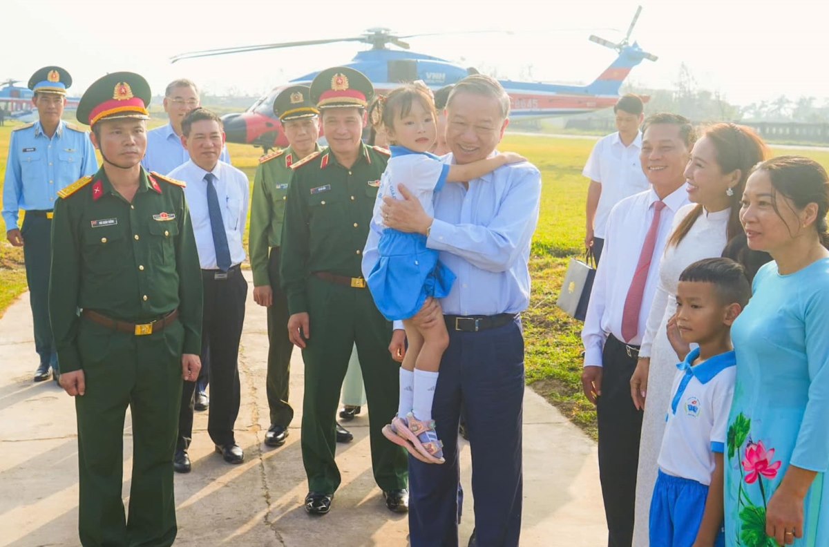 General Secretary To Lam visits and works at Bach Long Vi island district, Hai Phong. Photo: Hai Phong Portal