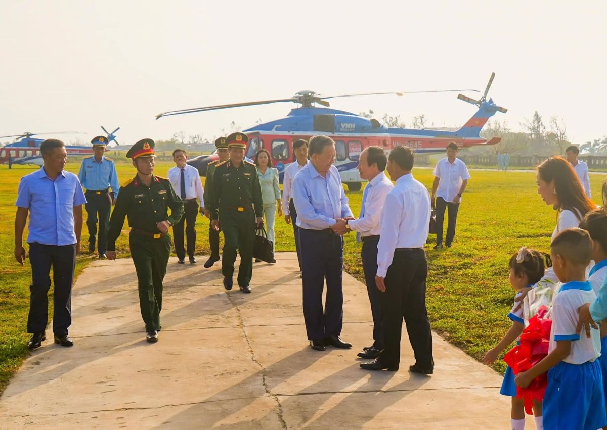 Sang 14.11, dong chi Tong Bi thu To Lam tham, lam viec voi chinh quyen va nhan dan huyen dao Bach Long Vi. Anh: Cong TTDT Hai Phong