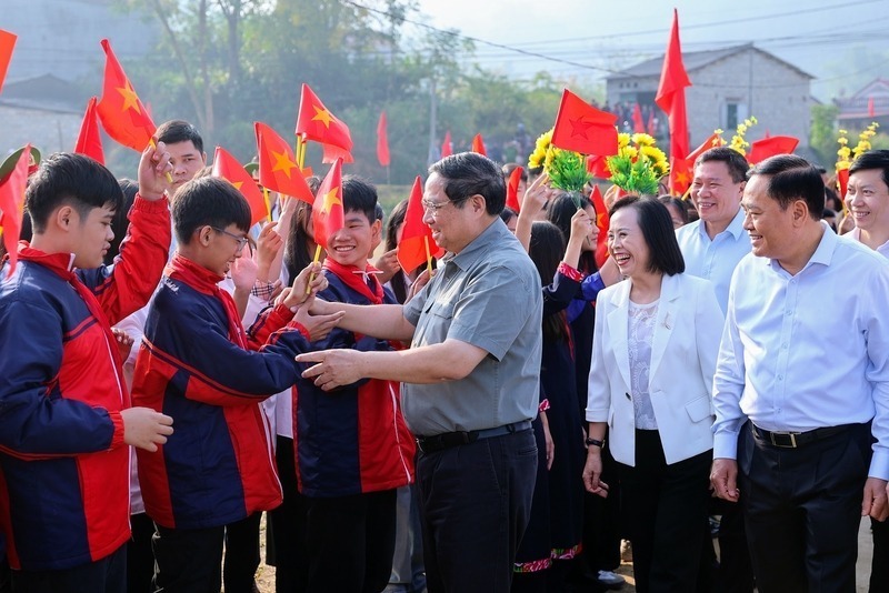 Dong dao ba con cac dan toc va cac chau thieu nhi tren dia ban khu dan cu nhiet liet chao don Thu tuong va cac dai bieu. Anh: VGP/Nhat Bac