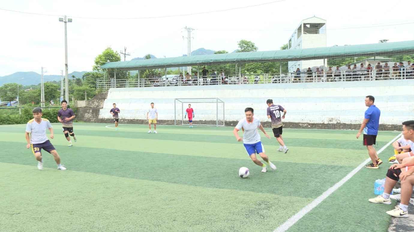 A sports tournament of Tuan Giao district (Dien Bien) was held on artificial turf field. Photo: Tuan Giao district Labor Federation.