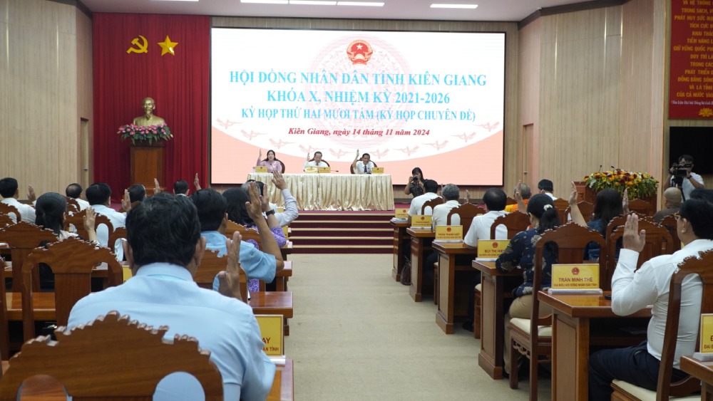 Voting to approve the draft resolution on adjusting the public investment plan for 2024 in Kien Giang province. Photo: Nguyen Anh