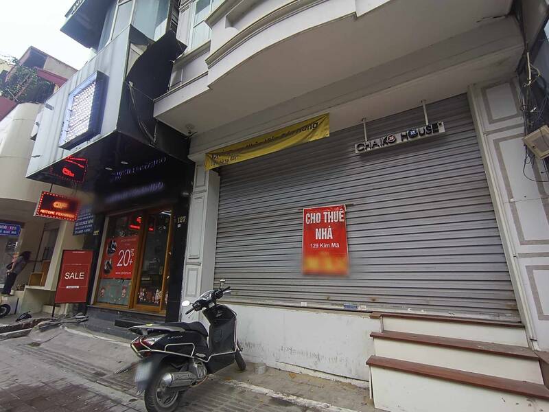 Many vacant premises with for rent signs on Kim Ma Street (Hanoi). Photo: Thu Giang