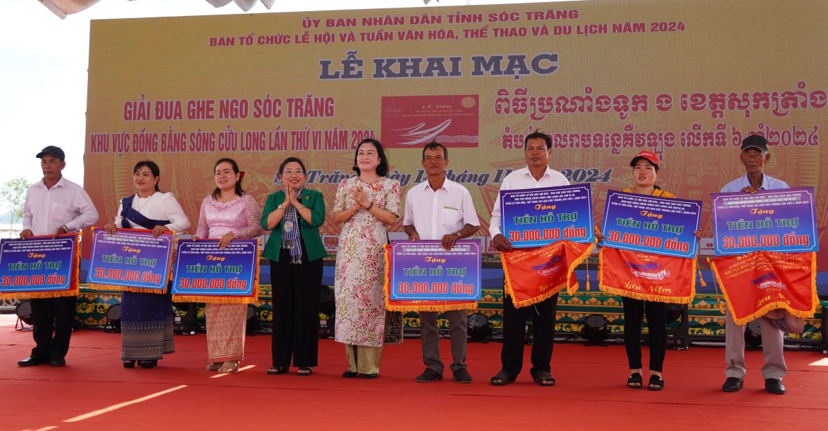 Lanh dao Tinh uy Soc Trang trao co luu niem va tien ho tro cho cac doi ghe Ngo. Anh: Phuong Anh