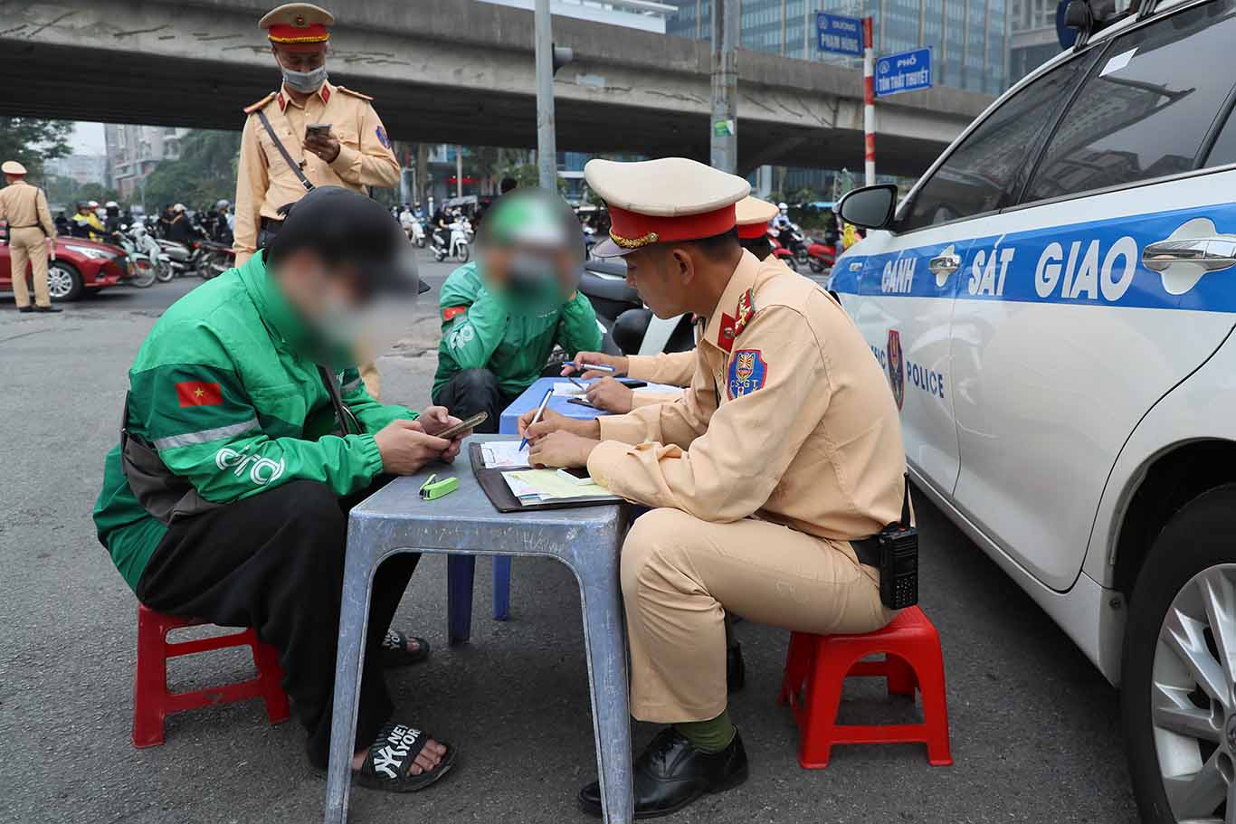 Trong khoang hon 1 gio dong ho lap chot xu ly vi pham tai nut giao Pham Hung - Ton That Thuyet ngay 14.11, to cong tac Doi CSGT so 6 da xu ly gan 10 truong hop tai xe xe cong nghe vi pham luat giao thong.