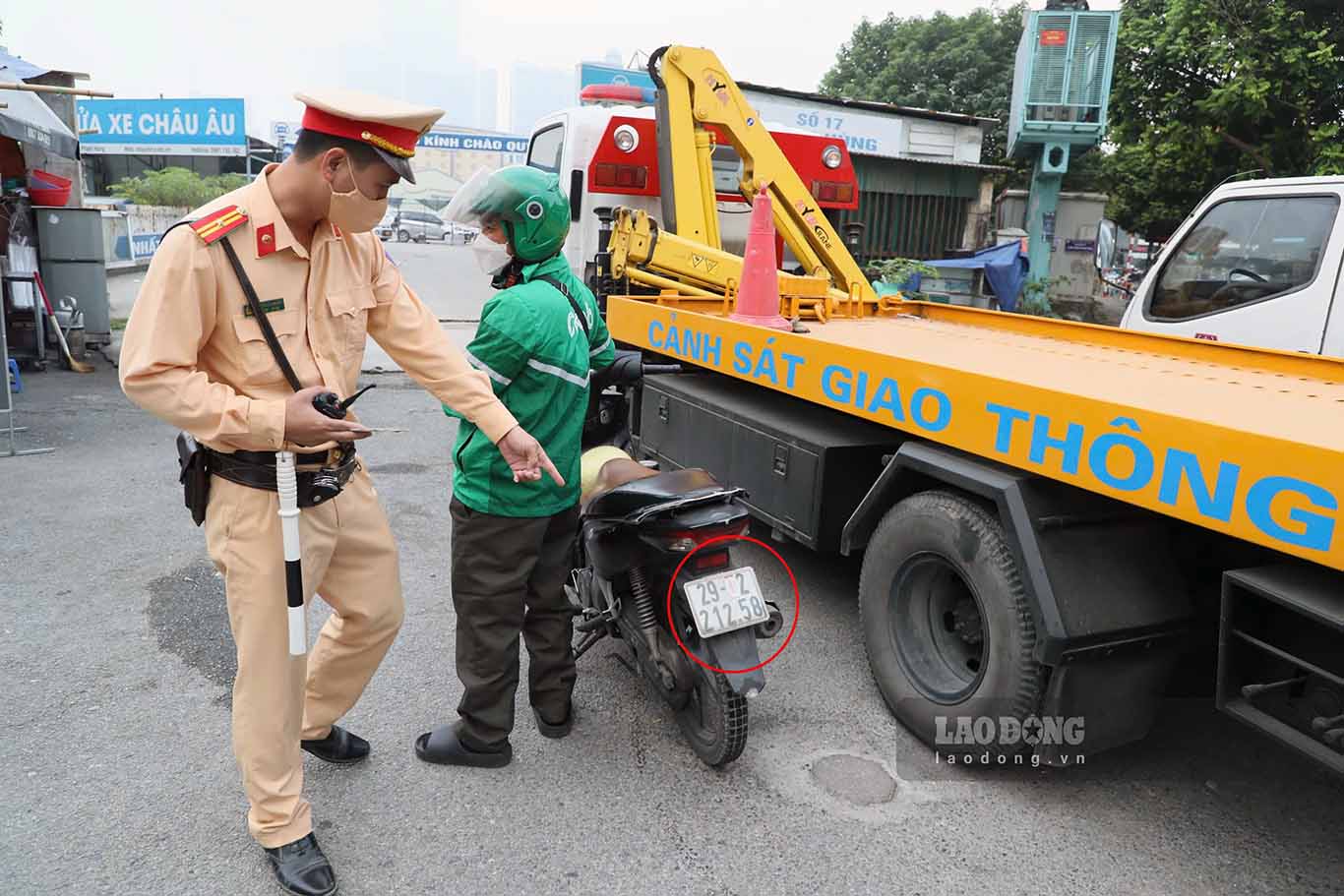 Lam viec voi luc luong chuc nang, anh N.H.S cho hay, do ban than hay tat app de don khach ben ngoai nen dan bien lai tranh bi cong ty phat hien, xu ly.