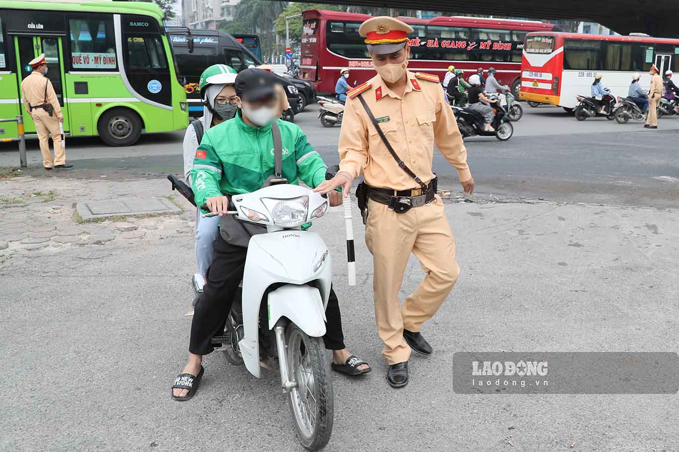 Nhu truong hop nay, khi bi to cong tac cua Doi CSGT duong bo so 6 (Phong CSGT, Cong an TP Ha Noi) dung kiem tra vi khong doi mu bao hiem, tai xe cho biet do cam thay “mu bao hiem cong kenh gay kho chiu nen khong muon doi“.