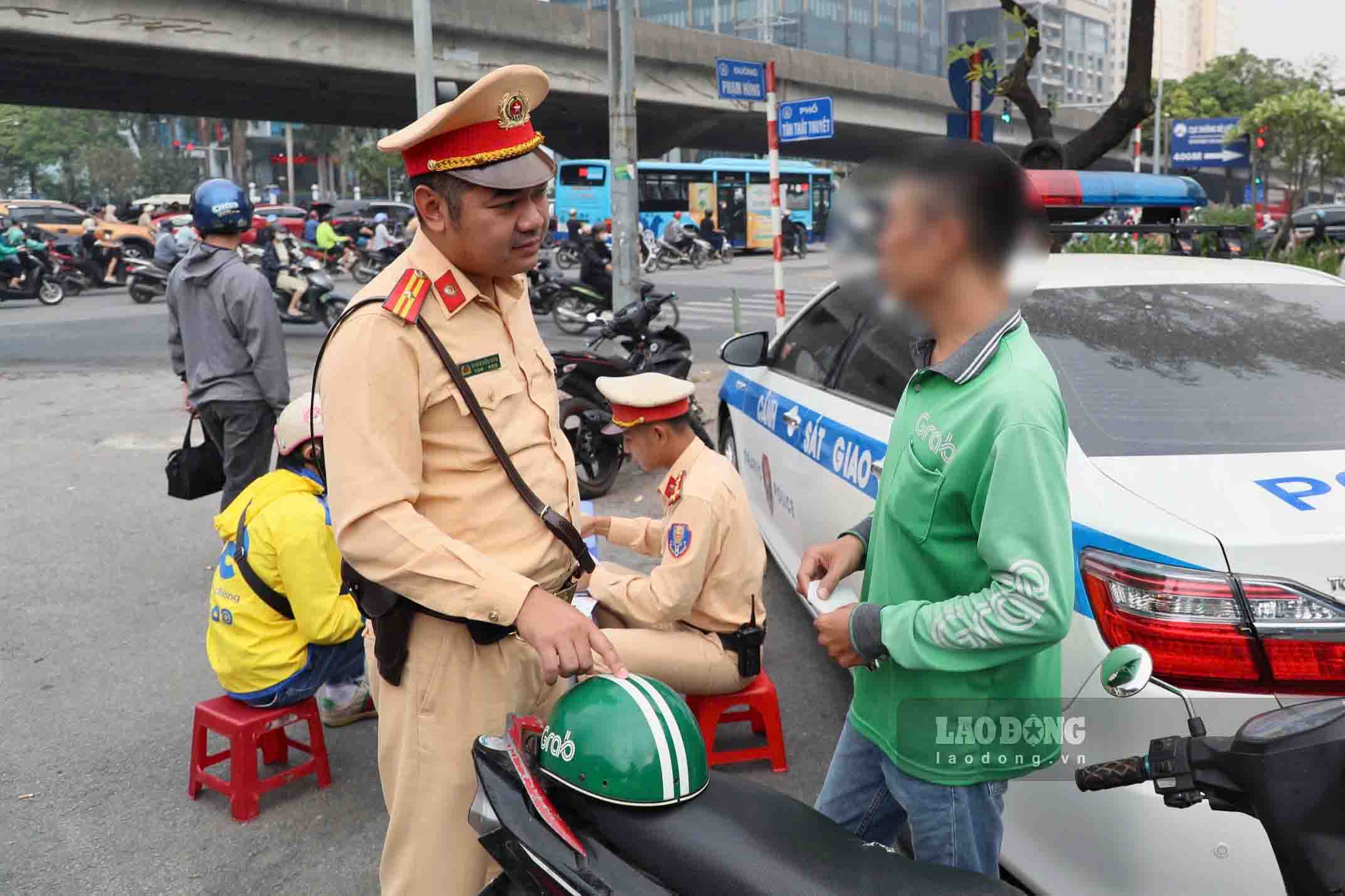 “Chung toi da den cac doanh nghiep khai thac ung dung goi xe cong nghe de tuyen truyen, cung nhu cho cac don vi do ky cam ket ve viec quan ly lai xe cua minh, chap hanh nghiem cac quy dinh cua phap luat. Doi voi tai xe vi pham, ngoai xu phat vi pham hanh chinh, truong hop vi pham nhieu lan chung toi se gui van ban len don vi chu quan cua tai xe de yeu cau tam khoa app hoac khoa vinh vien, tuy theo muc do vi pham“, Thieu ta Ha Anh Tuan, Can bo Doi CSGT duong bo so 6 thong tin.