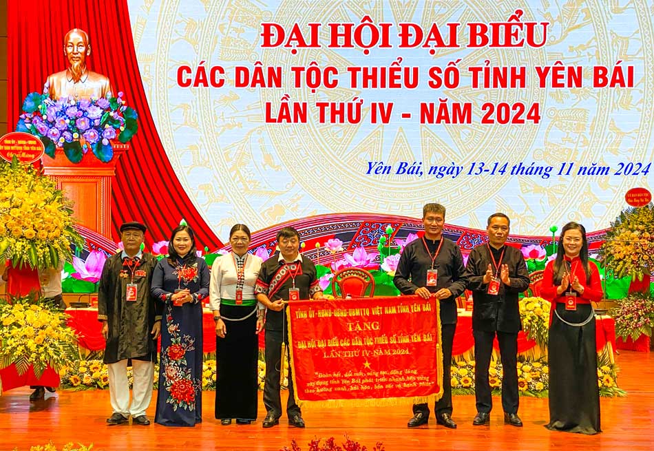 Tinh uy, HDND, UBND, UBMTTQVN tinh Yen Bai tang Dai hoi buc co theu. Anh: Tran Bui