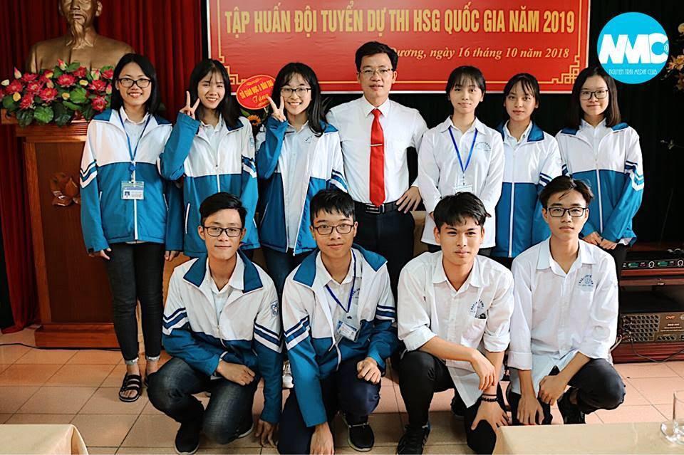 Teacher Le Huy Chien and the National Excellent Student team of Nguyen Trai High School for the Gifted in 2019. Photo: Nguyen Trai High School for the Gifted.