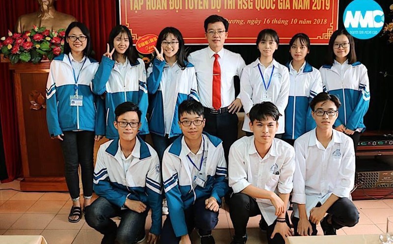 Teacher Le Huy Chien and the National Excellent Student team of Nguyen Trai High School for the Gifted in 2019. Photo: Nguyen Trai High School for the Gifted.