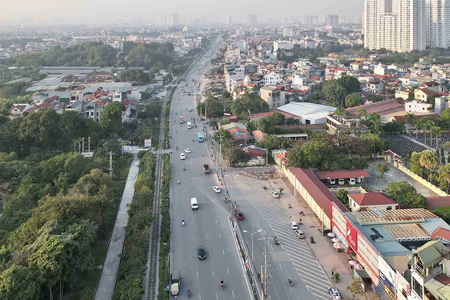 A section of National Highway 1A through Thanh Tri District (Hanoi) has not been expanded. Photo: Huu Chanh