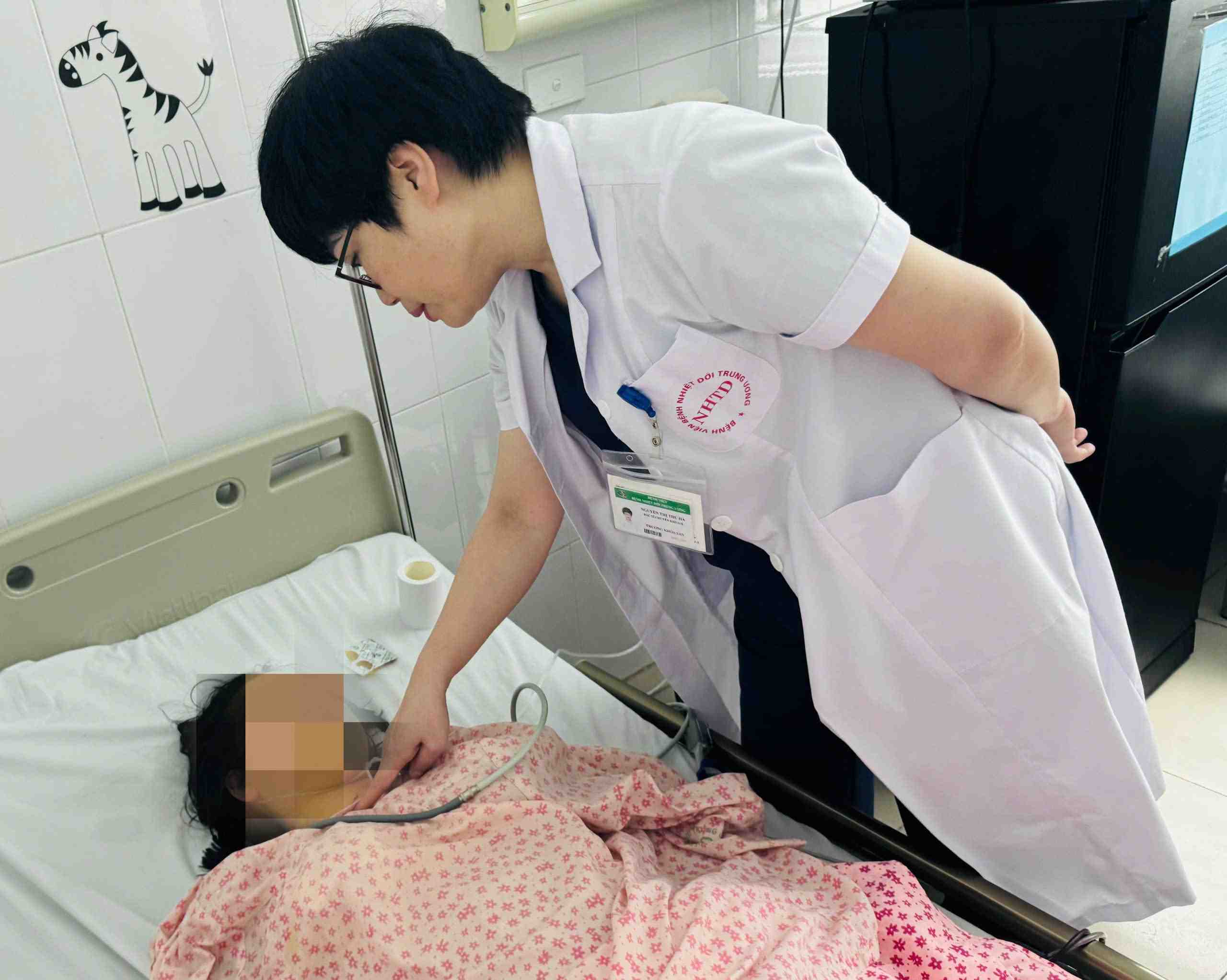 Doctor examines pregnant woman with dengue fever. Photo: BVCC