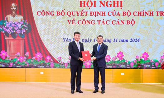 Tân Bí thư Tỉnh uỷ Yên Bái Trần Huy Tuấn (bên trái ảnh) nhận quyết định. Ảnh: Cổng TTĐT tỉnh Yên Bái