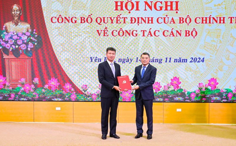 New Secretary of Yen Bai Provincial Party Committee Tran Huy Tuan (left of photo) receives the decision. Photo: Yen Bai Provincial Portal