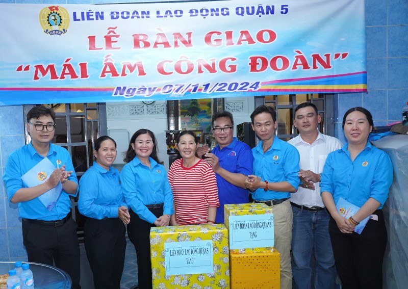 LDLD Quan 5, TPHCM trao “Mai am Cong doan” cho doan vien gap kho khan ve nha o. Anh: Nam Duong 