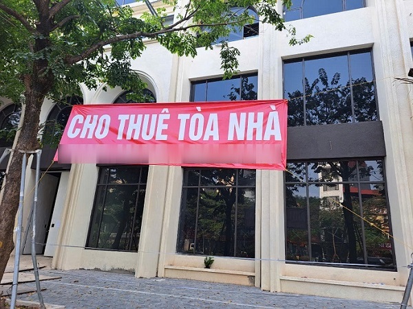 A building on Vo Chi Cong Street has had a “for rent” sign for several months. Photo: Luc Giang