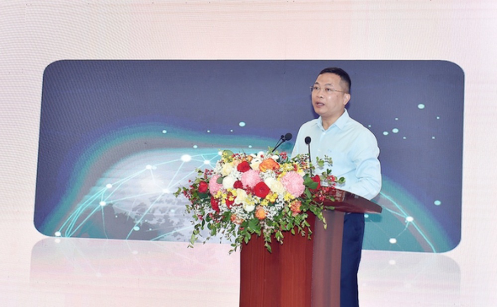 General Director of the Government Electronic Information Portal Nguyen Hong Sam reports on the operation of the e-portals of ministries, branches, localities and the Government Electronic Information Portal. Photo: VGP/Hai Minh