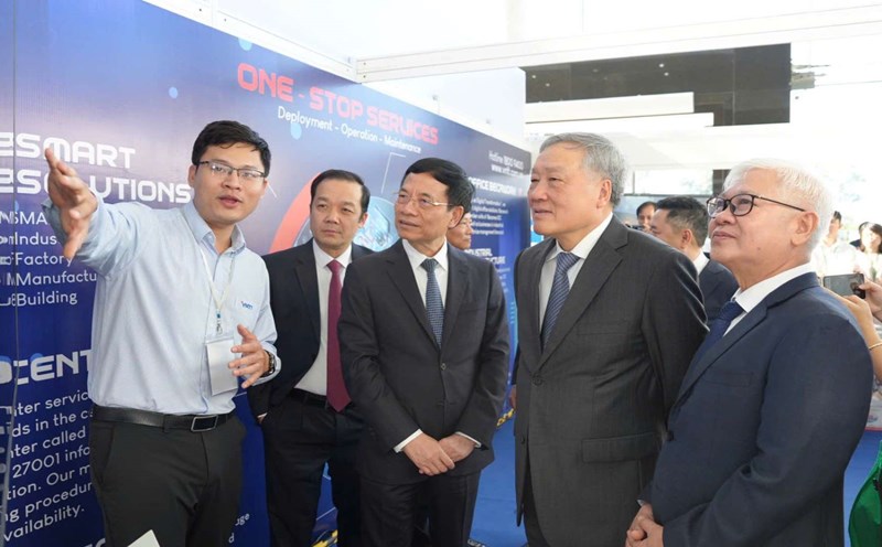 Delegates visit booths of digital transformation enterprises in Binh Duong. Photo: Dinh Trong