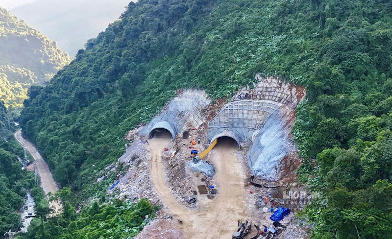 Tren cong truong phia huyen Thach An (tinh Cao Bang), 2 cua ham phia Tay cua cao toc Dong Dang - Tra Linh duoc khai mo, don vi thi cong da tien sau vao trong long nui da hang tram met. Anh: Tan Van.