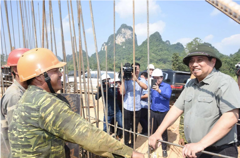 The Prime Minister visited and encouraged workers on the Dong Dang - Tra Linh expressway. Photo: Tran Hai.