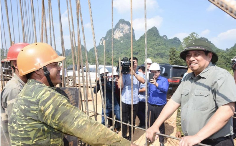 The Prime Minister visited and encouraged workers on the Dong Dang - Tra Linh expressway. Photo: Tran Hai.