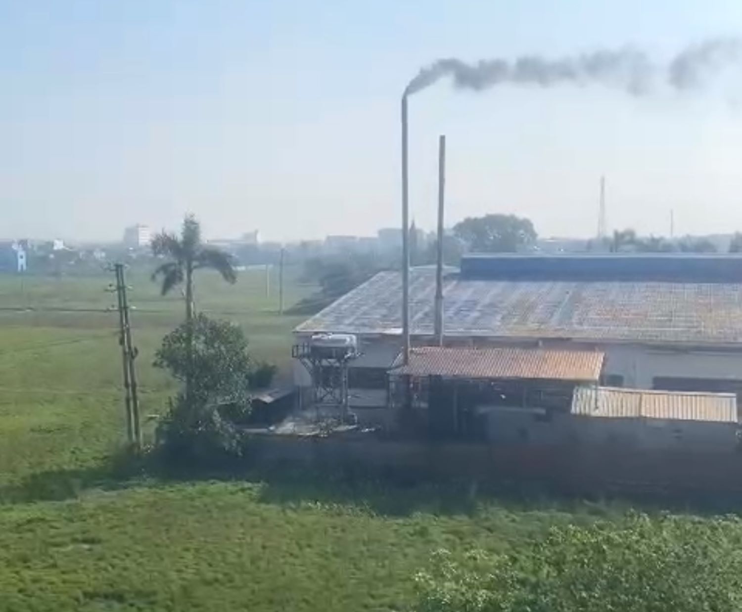 Hanul Company Limited in Kien Xuong town (Kien Xuong district, Thai Binh province) admitted to using rags to burn the boiler but explained that it had treated the exhaust fumes before releasing them into the environment. Photo: Provided by readers