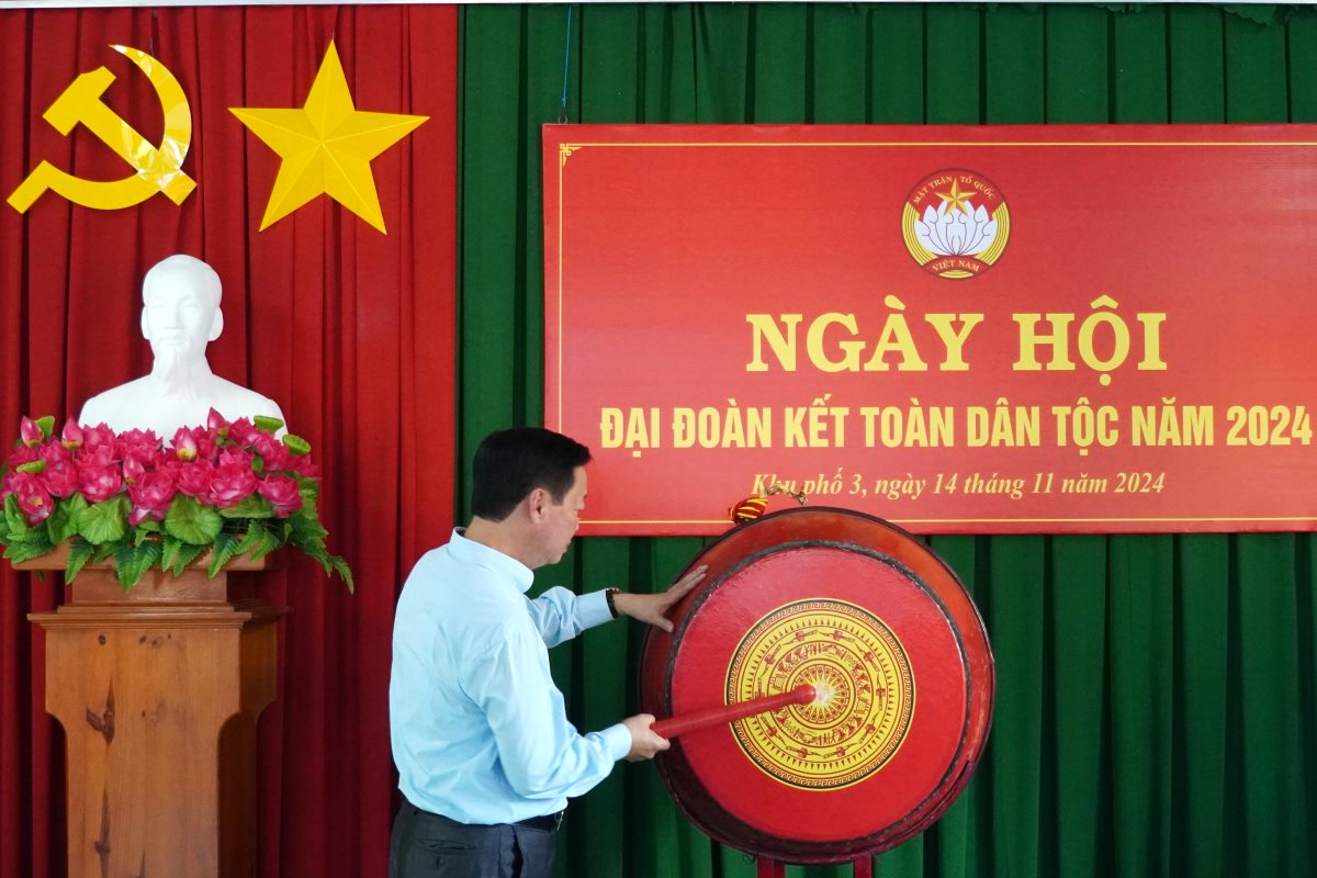 Deputy Prime Minister Tran Hong Ha beats the drum to open the National Great Unity Day. Photo: Thanh An