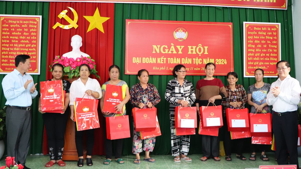 Pho Thu tuong Tran Hong Ha (bia trai) va lanh dao tinh Ba Ria - Vung Tau trao qua cho cac truong hop co hoan canh kho khan. Anh: Minh Thanh