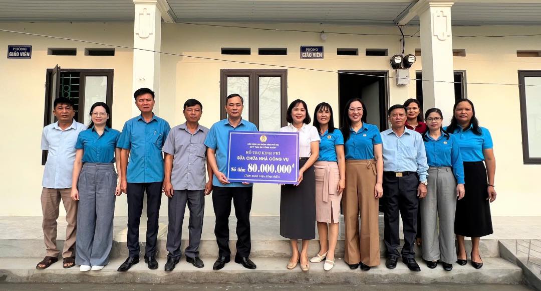 Mr. Pham Son - Permanent Vice President of the Provincial Labor Federation, Head of the Trade Union Shelter Fund Management Board (5th from left) presented funding to support the repair of public housing. Photo: Trung Hieu