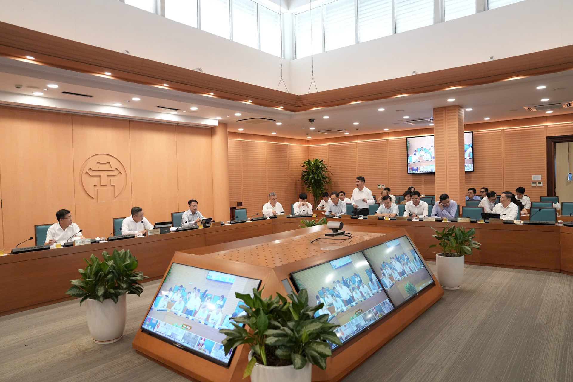 Hanoi City People's Committee considers regulations on additional income payments for officials, civil servants, and public employees... Photo: Hong Thai