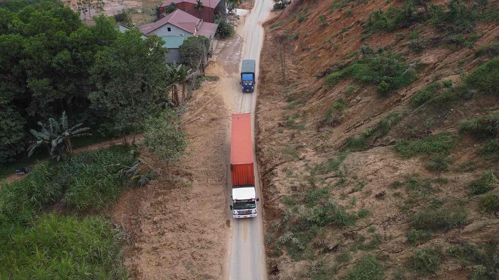 Đất đá 2 bên ụp xuống, lấp hết mặt đường. Ảnh: Trần Bùi